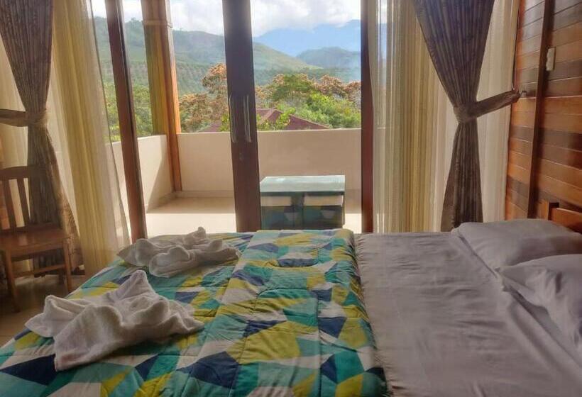 اتاق خانوادگی با چشم‌انداز باغ, Mercedes Lodge