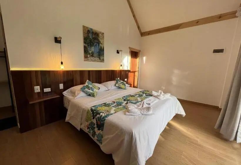 スーペリアーバンガロー, Mercedes Lodge
