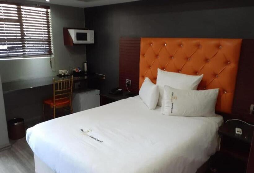 エコノミールーム, The Royal Courtyard