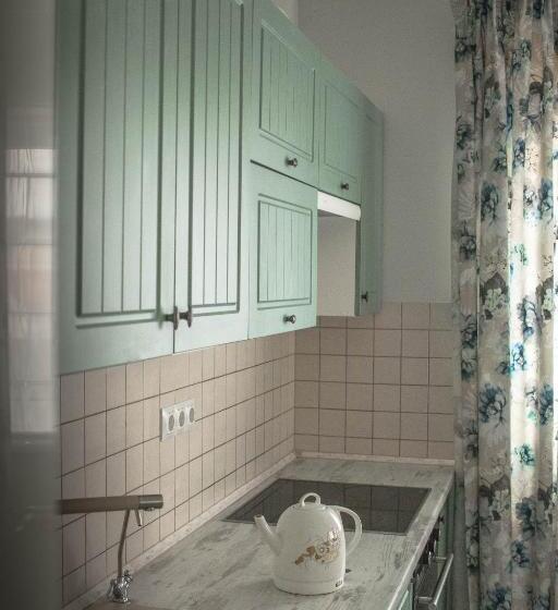 منزل غرفة نوم واحدة, Seven