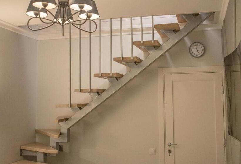 منزل غرفة نوم واحدة, Seven