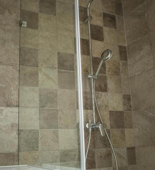 منزل غرفة نوم واحدة, Seven