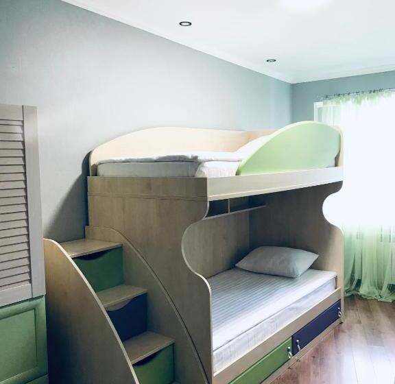 شقة غرفتين, Seven