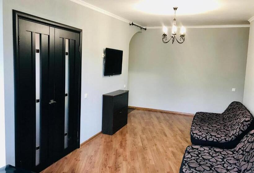 شقة غرفتين, Seven