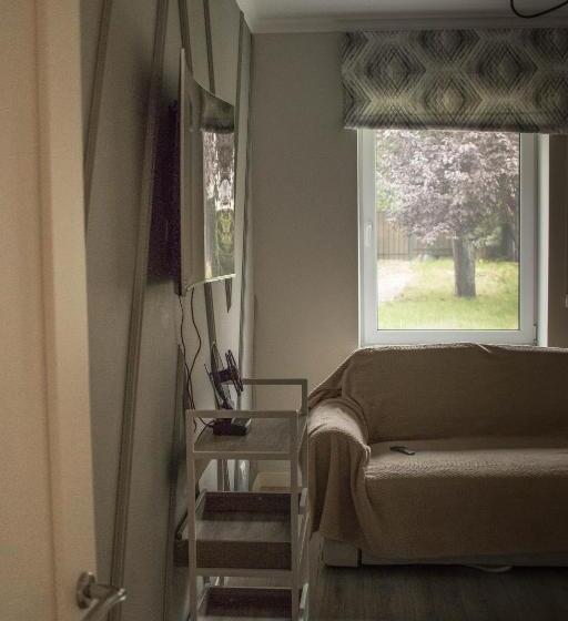 منزل غرفة نوم واحدة, Seven