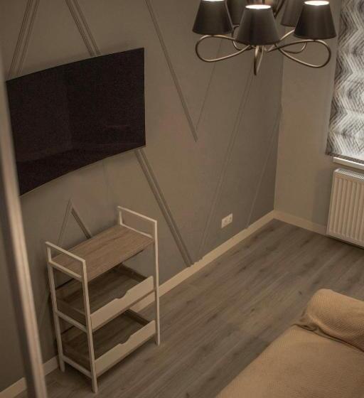 منزل غرفة نوم واحدة, Seven