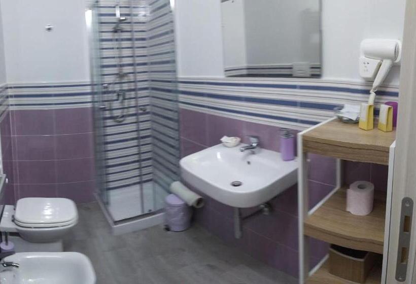 غرفة قياسية ثلاثية, Butterfly B&b