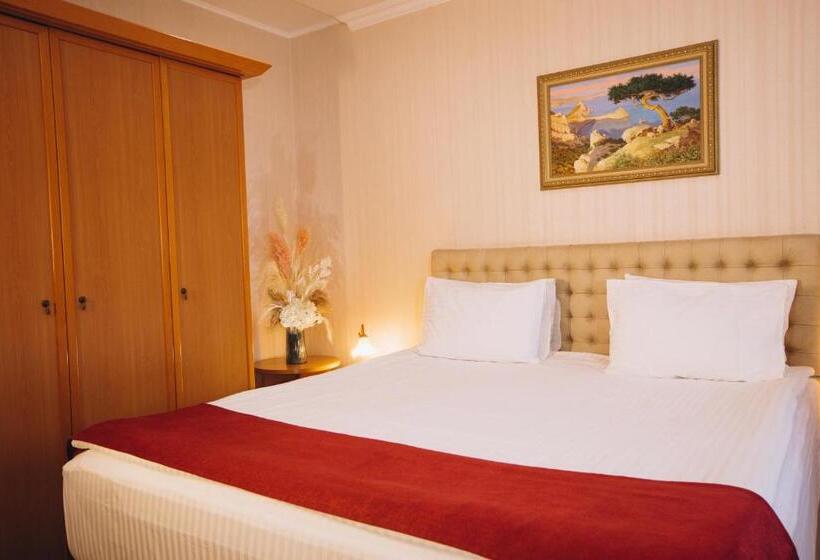 سوئیت جونیور خانوادگی, готельна ресторація україночка