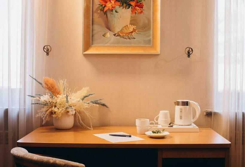 سوئیت جونیور خانوادگی, готельна ресторація україночка