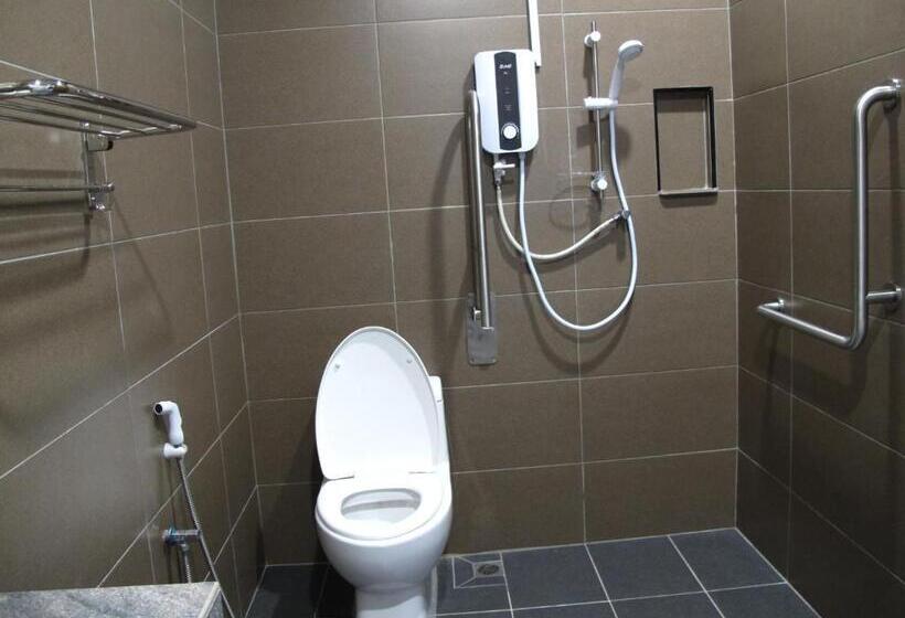 غرفة قياسية لذوى الاحتياجات الخاصة, Sukaramai