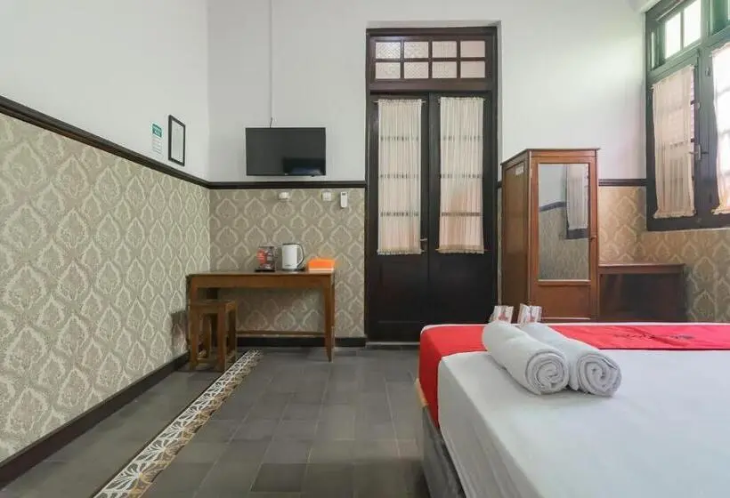 デラックスルーム, Reddoorz Syariah @ Kolonial Guest House