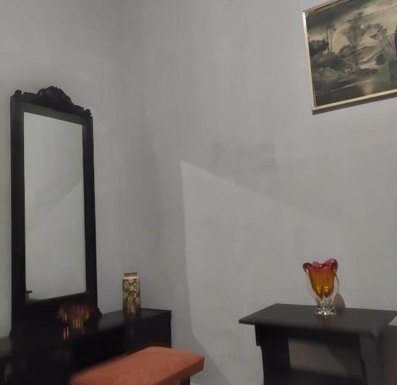 تختخواب در اتاق مشترک, Suzi Hostel