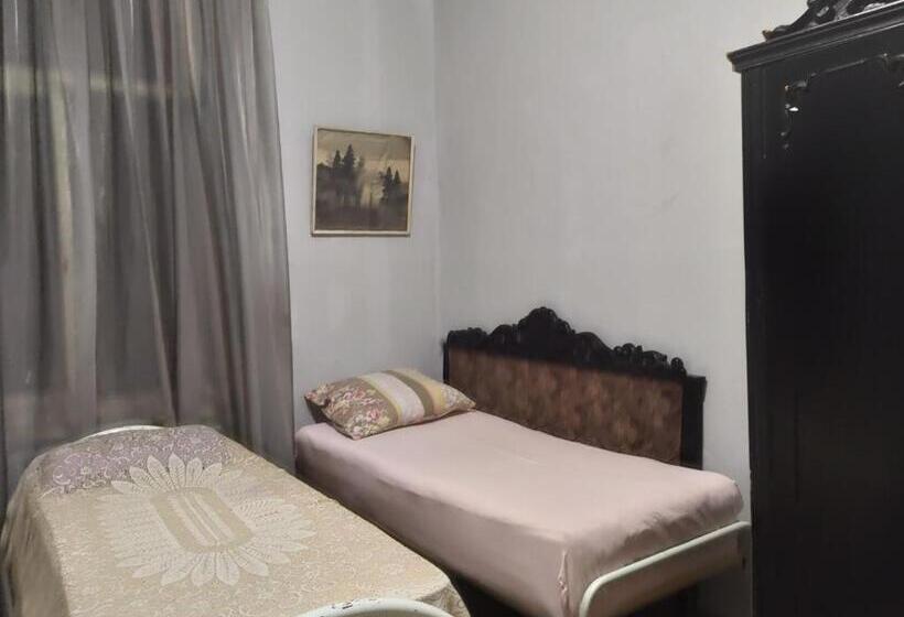 تختخواب در اتاق مشترک, Suzi Hostel