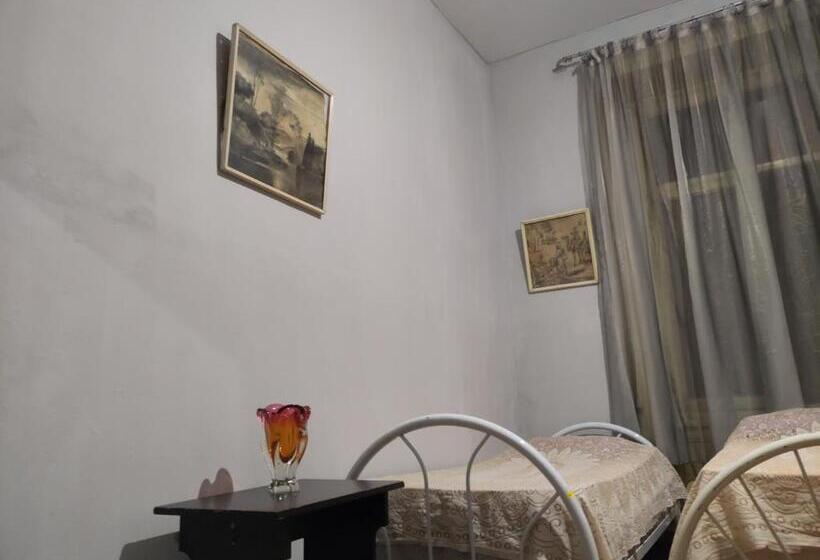 تختخواب در اتاق مشترک, Suzi Hostel
