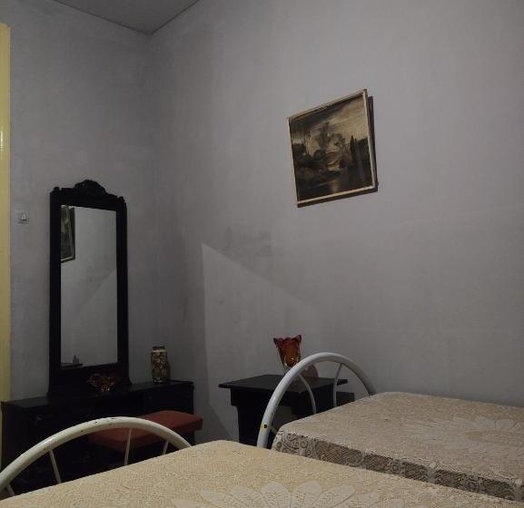 تختخواب در اتاق مشترک, Suzi Hostel