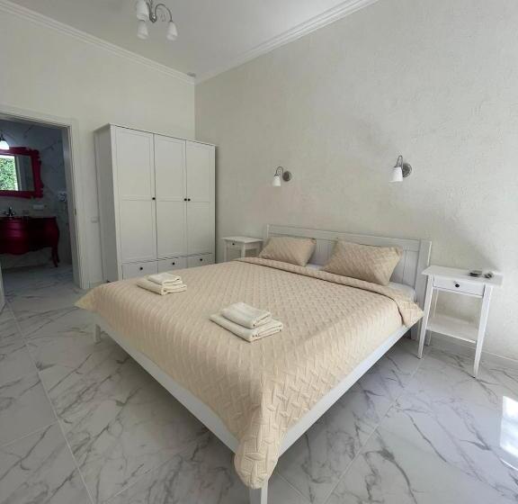 Апартаменты 1 Спальня Нижний Этаж, Boutique Hotel Enjoy