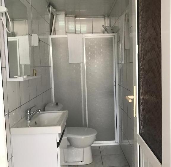 غرفة قياسية مطلّة علي حمام السباحة, Cam