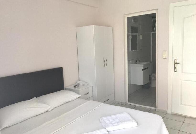 غرفة قياسية مطلّة علي حمام السباحة, Cam