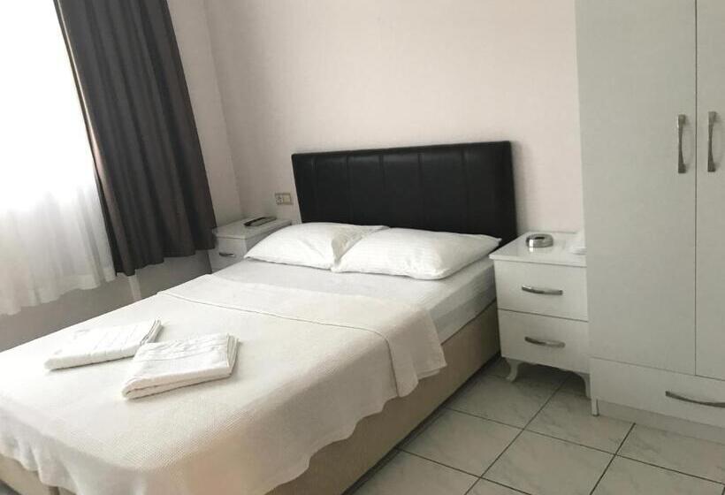 غرفة قياسية مطلّة علي حمام السباحة, Cam