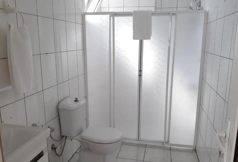 غرفة قياسية مطلّة علي حمام السباحة, Cam