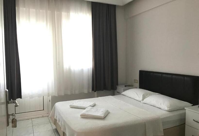 غرفة قياسية مطلّة علي حمام السباحة, Cam