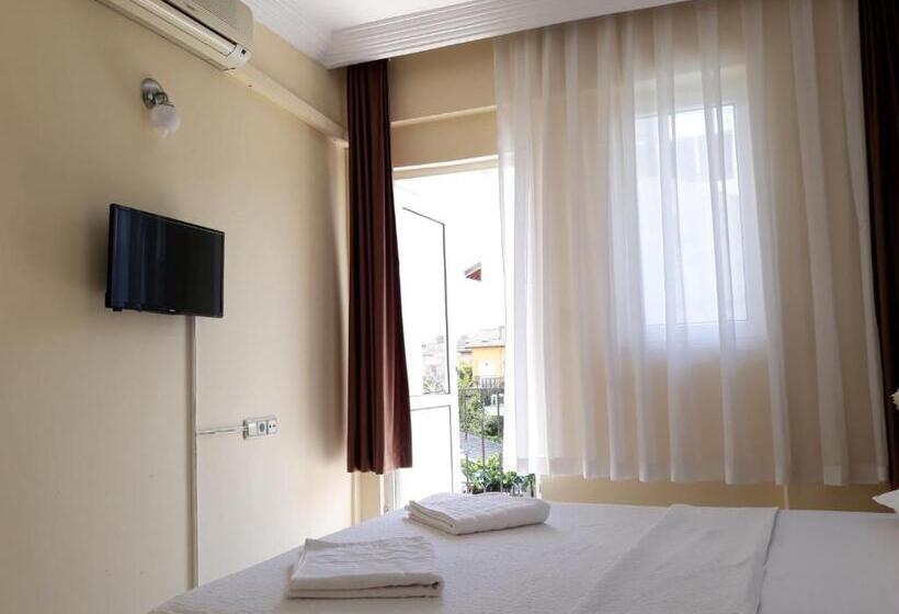 غرفة قياسية مطلّة علي حمام السباحة, Cam