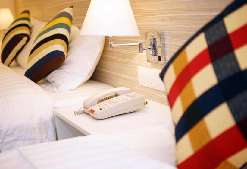 غرفة ديلوكس ثلاثية, Good Luck Inn