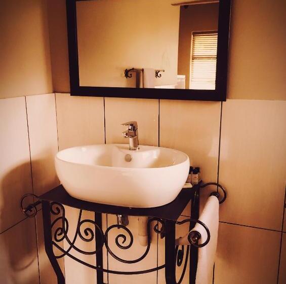 סטודיו דלוקס, Clivia Lodge