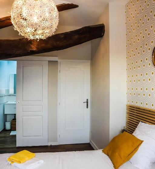 Трехместный Номер Стандарт Вид на Бассейн, Les Peyres