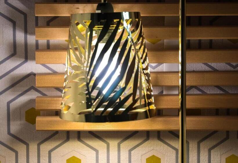 Трехместный Номер Стандарт Вид на Бассейн, Les Peyres