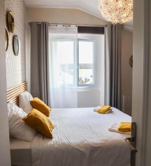 Трехместный Номер Стандарт Вид на Бассейн, Les Peyres