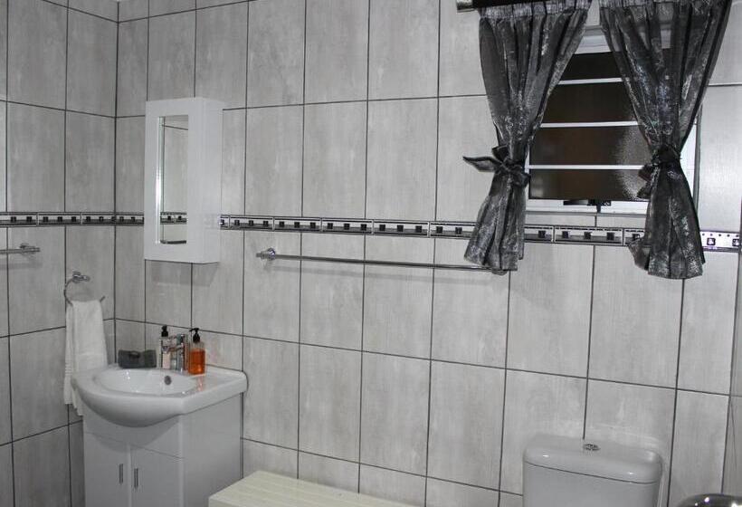 Семейный Номер Вид на Сад, Waterfront Guest House