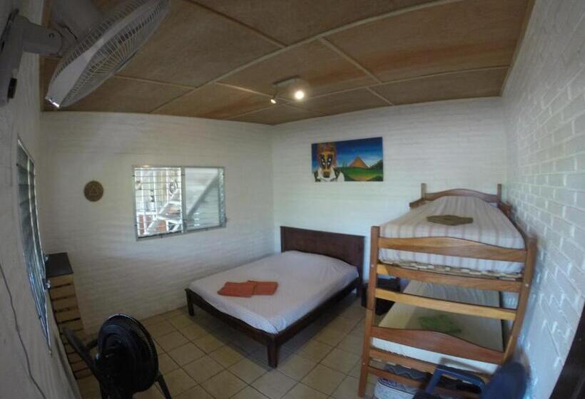 غرفة قياسية رباعية, Bananoz Surfhouse