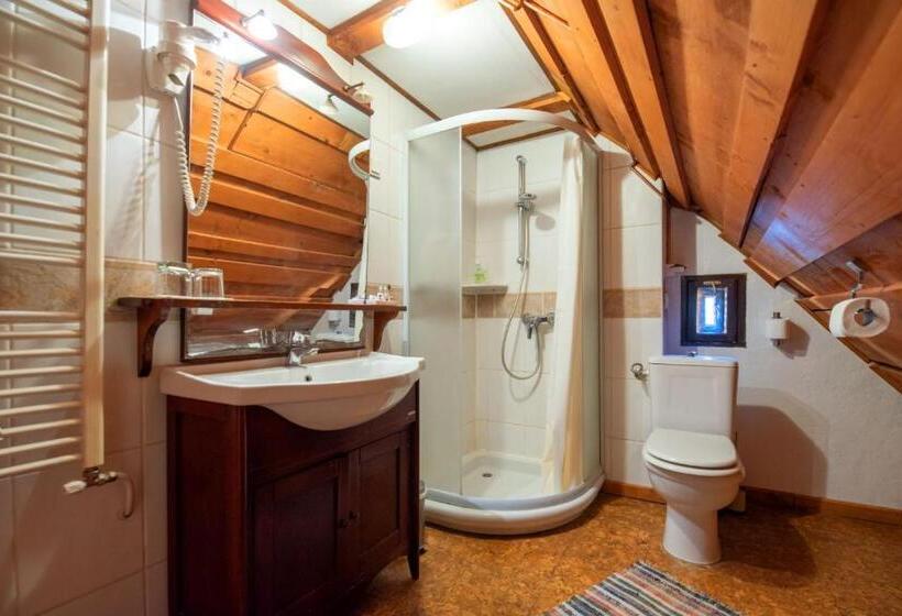 家庭房间共用浴室, Count Kálnoky S Transylvanian Guesthouses