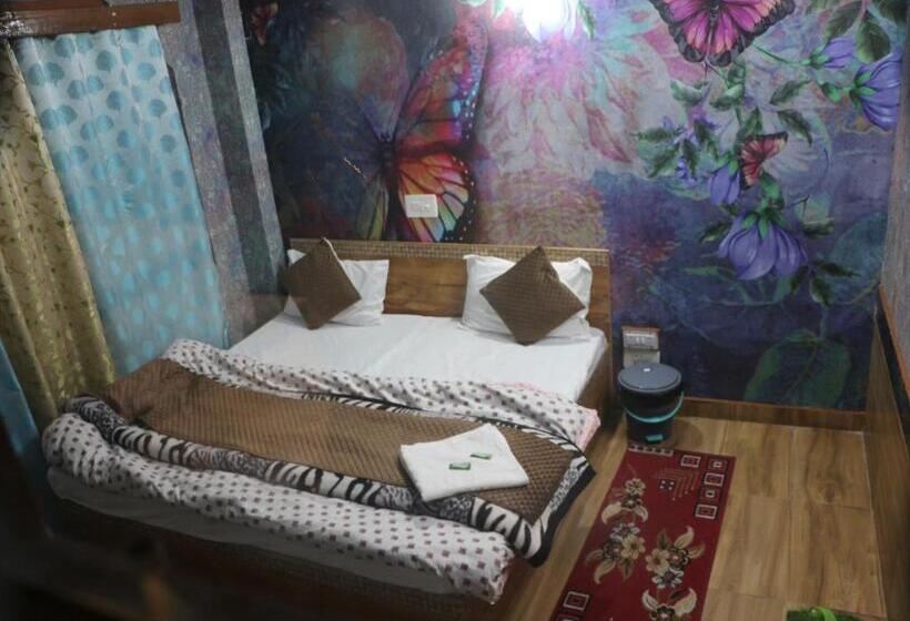 غرفة قياسية مطلّة علي البحيرة, Manikaran View