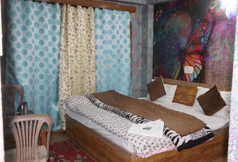 غرفة قياسية مطلة على الجبل, Manikaran View