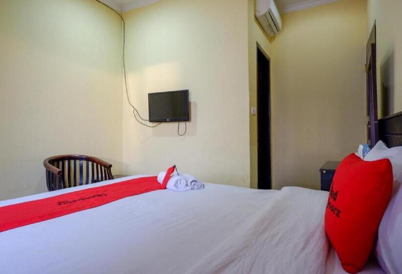 חדר דלוקס, Reddoorz Near Citraland Waterpark Kendari