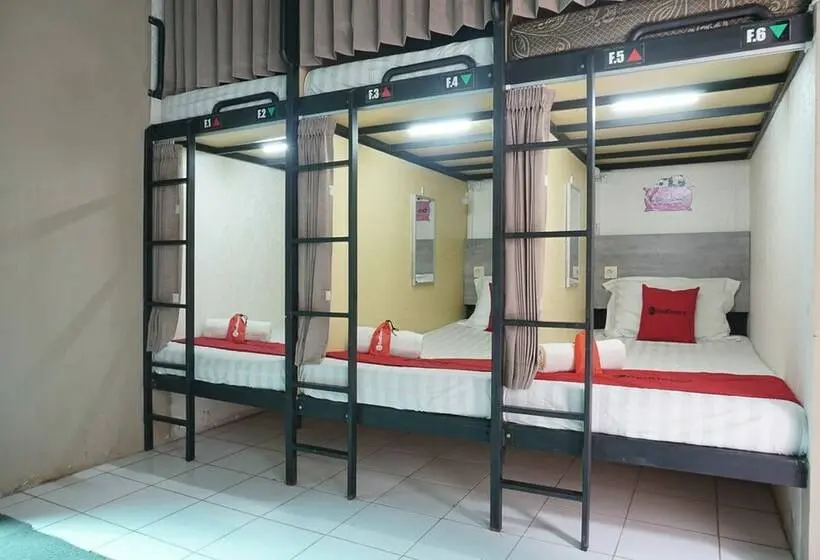 ルームシェアのワンベッド, Reddoorz Hostel @ Borobudur Street
