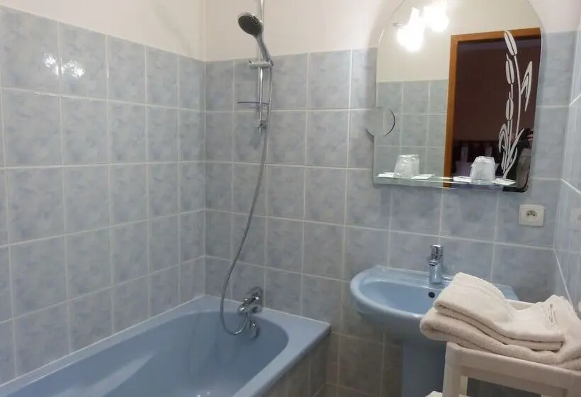 スタンダードトリプルルーム, Logis Hôtel Les Confins Du Perche