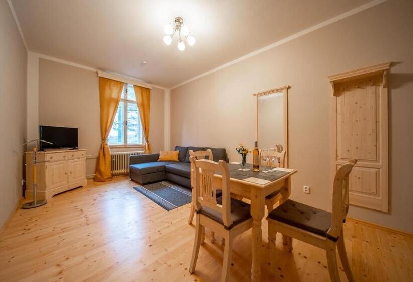 غرفة عائلية, Zámeček Waldsteinovo Zátiší