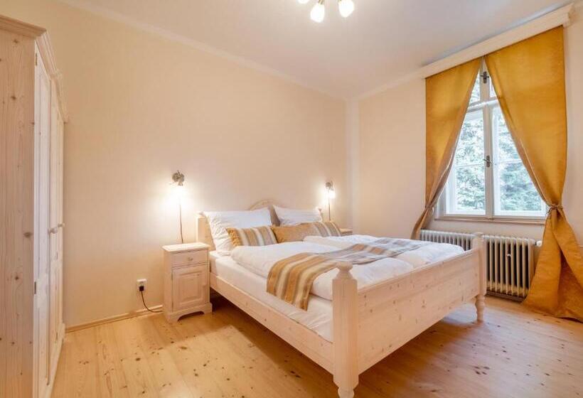 غرفة عائلية, Zámeček Waldsteinovo Zátiší