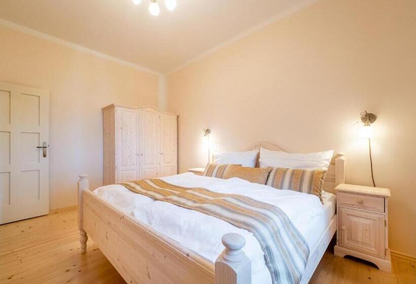 غرفة عائلية, Zámeček Waldsteinovo Zátiší