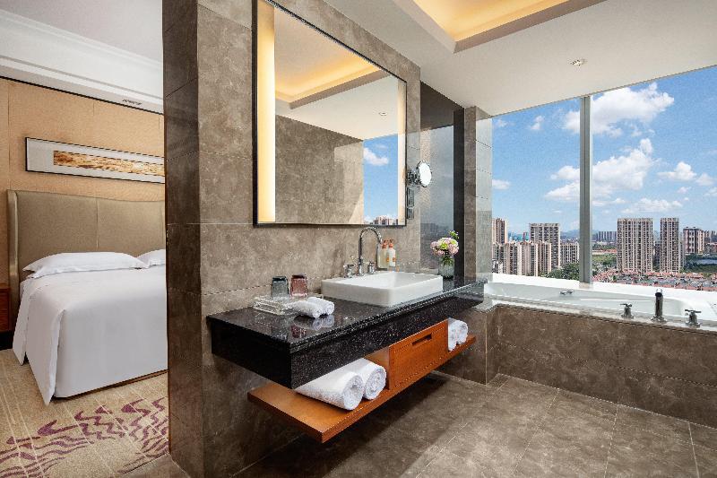带大床的标准间, Crowne Plaza Huizhou, An Ihg