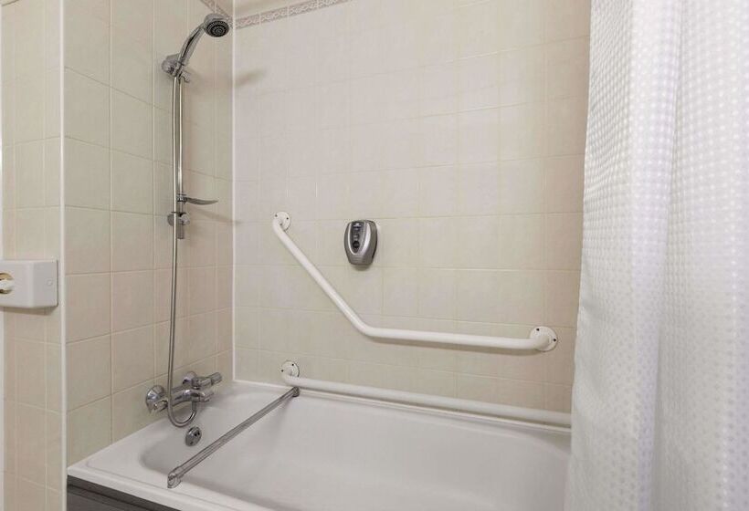 غرفه قياسيه سريرين مزدوجين, Days Inn Maidstone