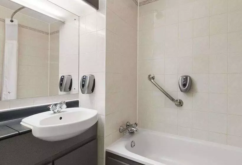 ２ダブルベッドのスタンダードルーム, Days Inn Maidstone