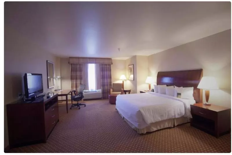 キングサイズベッドのスイートルーム, Hilton Garden Inn Albuquerque Uptown