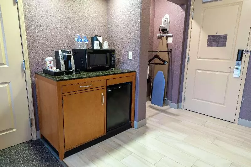 キングサイズベッドのスタンダードルーム, Hilton Garden Inn Des Moines West