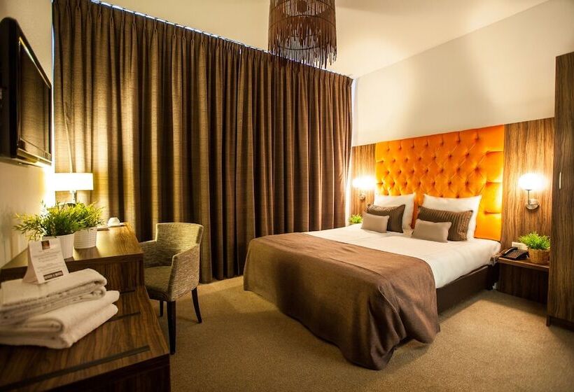 Номер Стандарт, La Reine