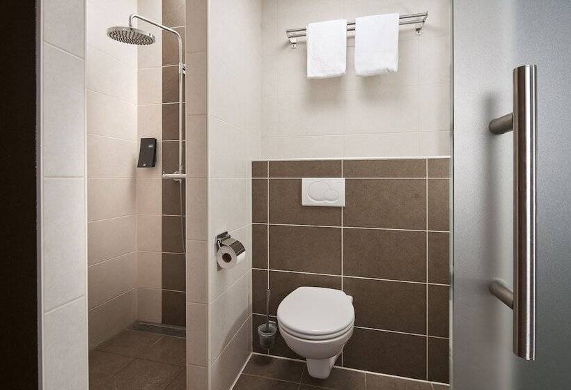 Семейный Номер, La Reine