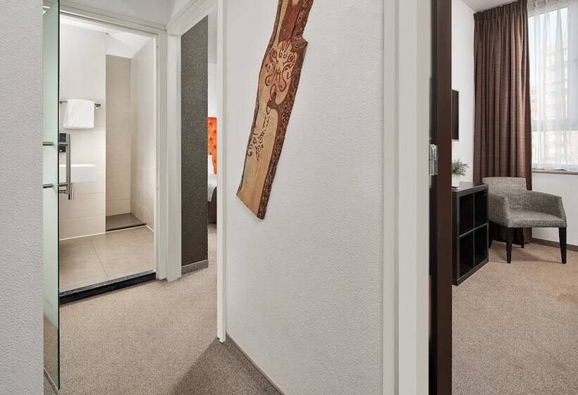 Семейный Номер, La Reine